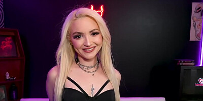 Lola Fae And Johnny Love - Inked Hottie Showcases Body Before Wild Hook Up