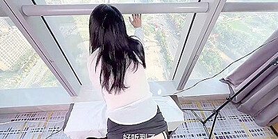 清纯秘书为升职加薪主动献身老板落地窗前被爆操内射 看桃桃完整版视频请关注推特入群哦