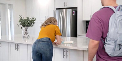 Stepmoms Hot Vacation Plans - S4:E7 - Momlover