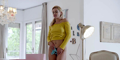 Solo babe is going to fuck herself with pleasure