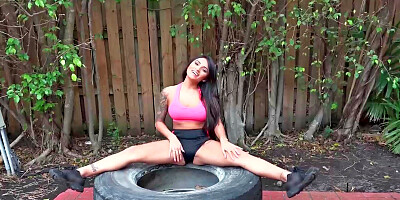 Latina is working out her body in the garden