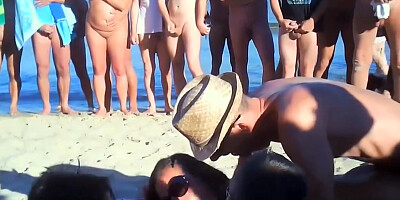Couples echangistes baisent sur la plage