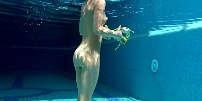 Nicole Pearl In Milf Babe Shaking Ass Underwater