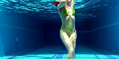 Nicole Pearl In Milf Babe Shaking Ass Underwater