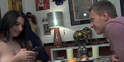 Il me propose un plan à 3