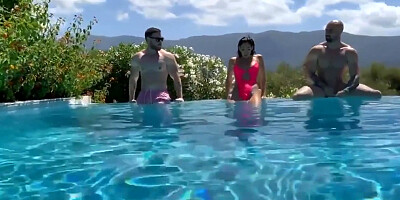 Orgie de sexe dans la piscine