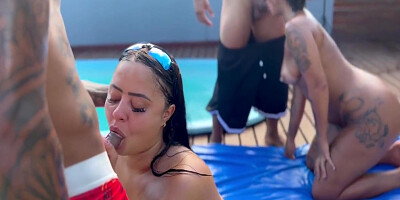 Festa Na Piscina Com A Casada E Sua Amiga De 10 Min