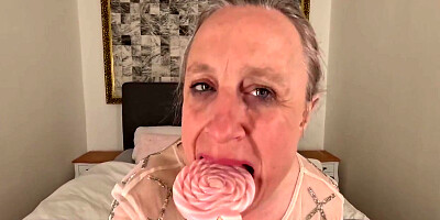 I Masturbate Myself To Orgasm With The Lolipop