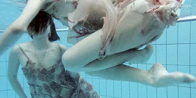Extravagant bird - underwater smut - Underwater Show