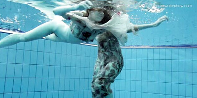 Extravagant bird - underwater smut - Underwater Show