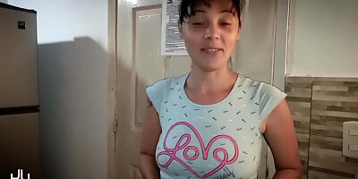 Chica De Limpieza Sorprende A Inquilino Tocando Su Polla Y Ella Se Ofrece Ayudarlo