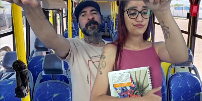 Estudante Sobe No Onibus E Por Estranho Em Publico!