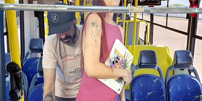 Estudante Sobe No Onibus E Por Estranho Em Publico!