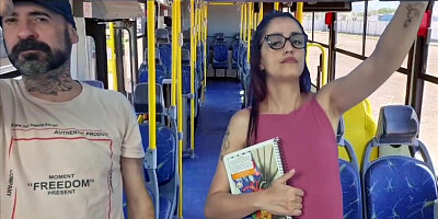 Estudante Sobe No Onibus E Por Estranho Em Publico!