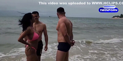 Estava De Bobeira Na Praia Quando Apareceram Dois Gostosos E Eu Dei Pra Eles Ali Mesmo