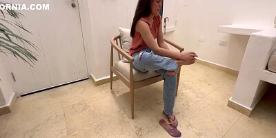 Me Encanta Que Mi Jefe Lesbiana Me De Ordenes En Sala De Su Casa Mientras Su Esposo No Esta. 11 Min