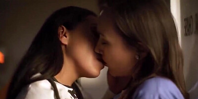 Vicki Chase, Sinn Sage And The Doctor - Latin Milf Doctor Seduce Nurse To Comply