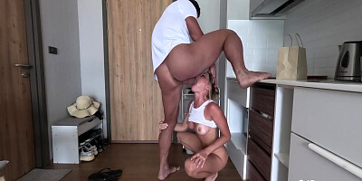 Teen 18+ Ordered Food And Paid With A Blowjob And Tight Pussy