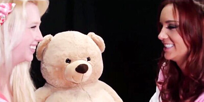 Jayden and Samantha's lesbian kissing scene