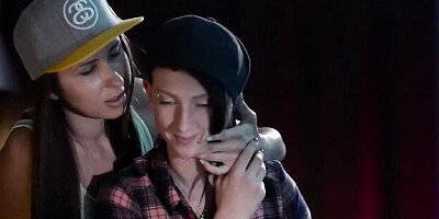 Pin-up ho - kissing trailer - Straplez