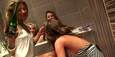 Naked champagne drinking friends look good in the bathtub