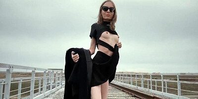 I Walk Without Panties And Show Pussy From The Bridge