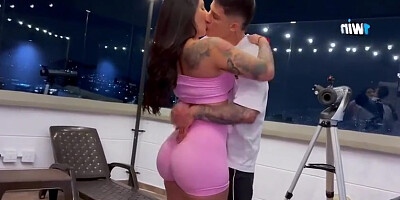 Tina Cachonda Seduce A Joven Curioso Hasta Que Logra Hacer Que Este Se La Folle