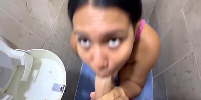 Colombiana Se Calienta En Tienda Publica Y Quiere Que Folle En El Bano Mientras Todos Estan Afuera 9 Min