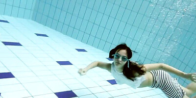 Shaved brunette sex with easy-on-the-eyes sugar baby from Underwater Show