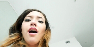 Cameraman stretches cute chick with bubble butt in bed