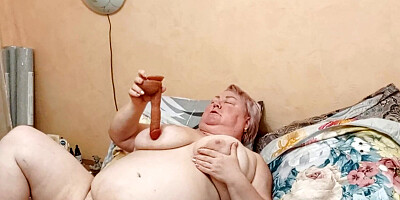 Stepmom tried out a new dildo vibrator on her big pussy