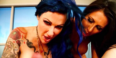 Cover-girl Makayla and Jen's pussy sex