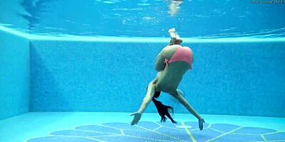Underwater Show - brunette sex