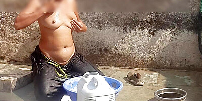 Saw bathing completely naked Full Desi Village Girl Bathroom Video