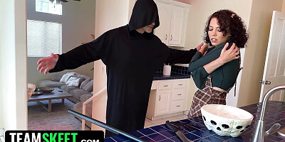 Halloween Special - Curly-Haired Babysitter Satine Summers Gets Her Pussy Licked By Creepy Boss - MyBabySittersClub