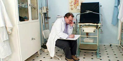 Unpretty mature wife at pervy gyno doctor