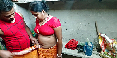 Seeing the maid alone, the master stripped her and fucked her. Indian Desi style sax