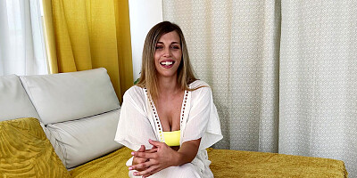 Valeria Fuentes services her man with her holes at the beach