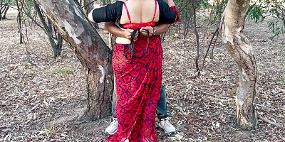 Horny Indian Housewife Cheating with Friend - Giving Deep Throat in Outdoor - Saree Sex