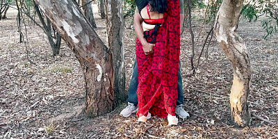 Horny Indian Housewife Cheating with Friend - Giving Deep Throat in Outdoor - Saree Sex