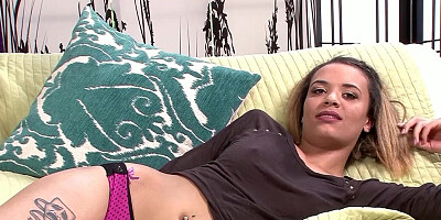 Solo babe smiles at the camera before jilling off
