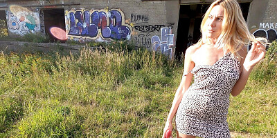 Horny blonde girl fucks her wet pussy !!