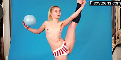 Flexy Teens featuring doxy's russian clip