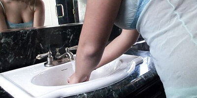Jaclyn's bathroom porn
