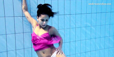 Shaved video with enticing Zlata from Underwater Show