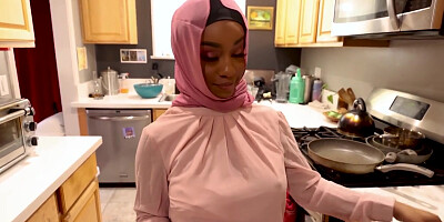 savanna siren & Peter Green in Shy Hijab Girl Learns All About a Weird American Tradition - TeenPies