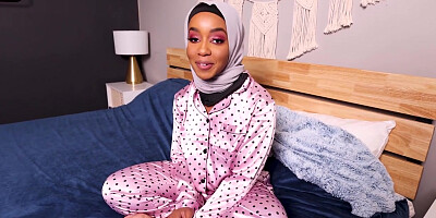 savanna siren & Peter Green in Shy Hijab Girl Learns All About a Weird American Tradition - TeenPies