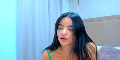 This Babe Massages Her Clit With Her Vibrator