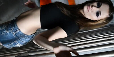 Pin-up Lily's puba scene