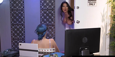 Jewelz Blu And Seth Gamble In Huge Ass Hotties Learn How To Share A Cock